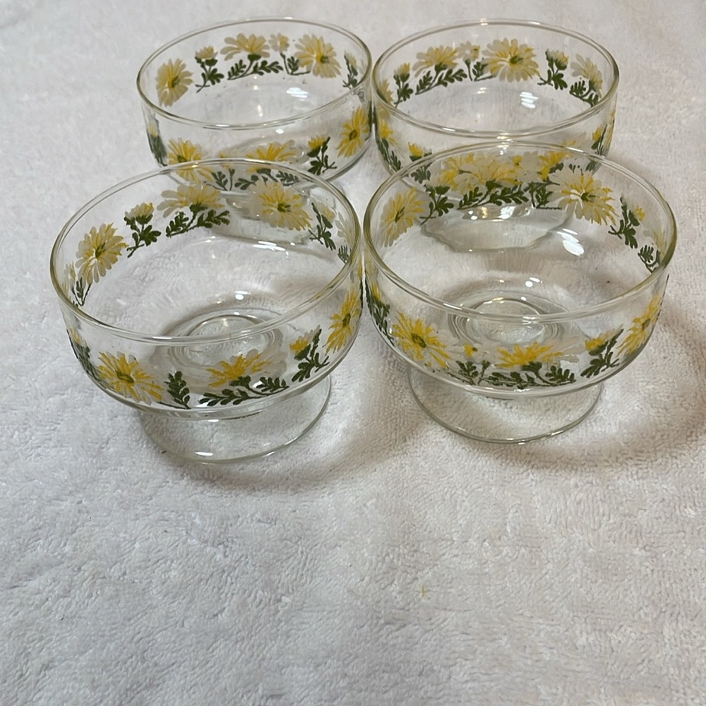 Libbey Sherbet/Champagne/Sherbet Glass with daisy pattern.  Set of four.